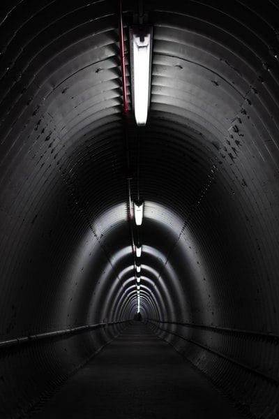 灰色混凝土隧道灯
